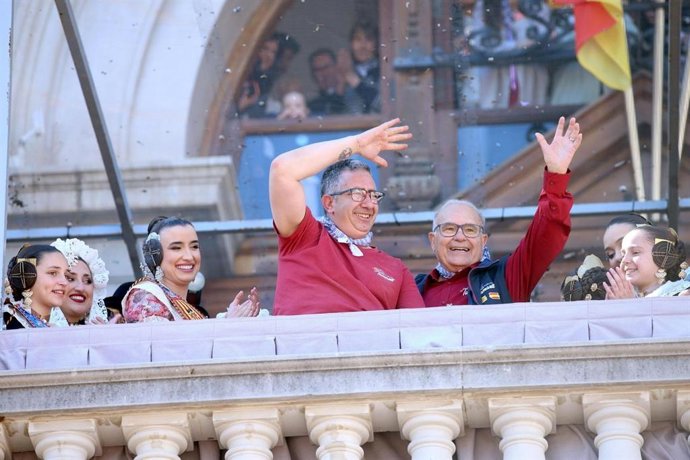 Los representantes de Pirotecnia Tamarit saludan al público desde el balcón del Ayuntamiento de València tras ofrecer la decimosexta 'mascletà' de las Fallas 2026.