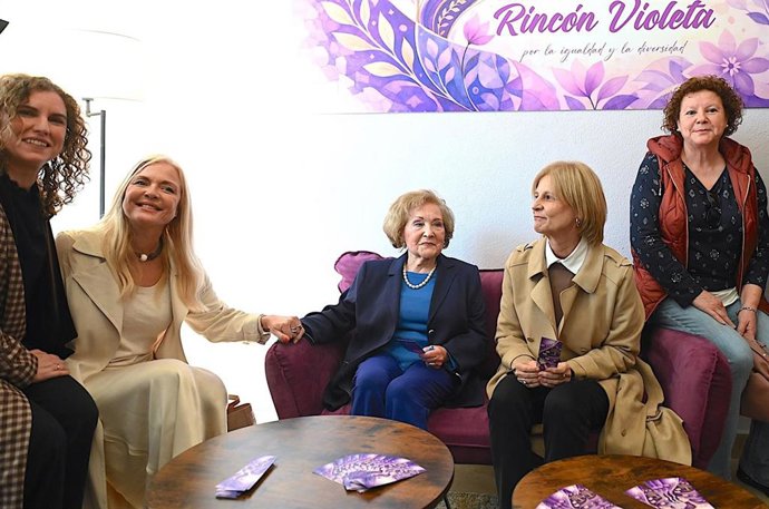 La alcaldesa de Jerez, María José García-Pelayo, con Francisca Gago Aguilera en la Biblioteca Central.