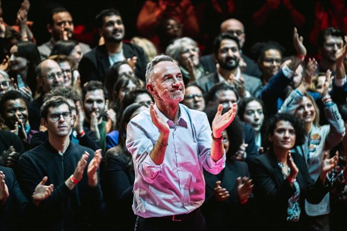 El candidato de la coalición de izquierdas a la alcaldía de Paris, Emmanuel Gregoire, en un acto de campaña.