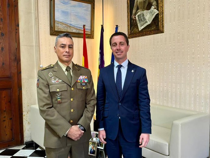 El presidente del Consell de Mallorca, Llorenç Galmés, recibe al nuevo jefe de la Comandancia General de Baleares, Ricardo Esteban.