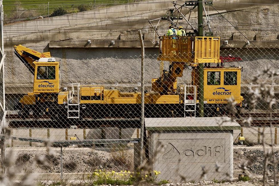 Imágenes de los trabajos que se están llevando a cabo en la vía de Alta Velocidad que une Málaga con Madrid, tras la caída de un muro de contención de cinco metros a la altura del municipio malagueño de Álora.