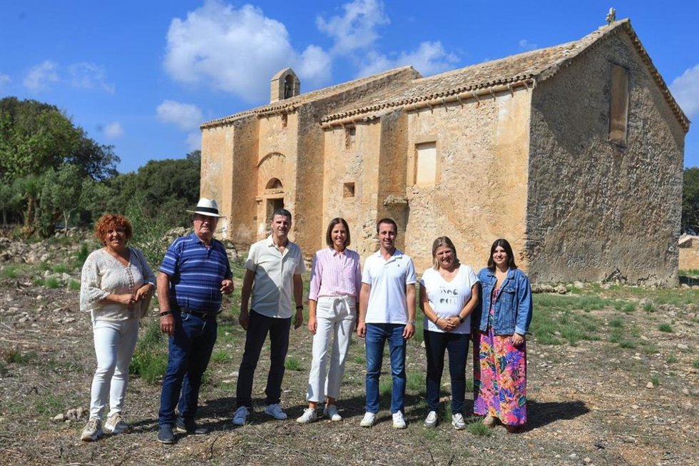 El presidente del Consell, Lloren Galmés y la vicepresidenta y consellera de Cultura y Patrimonio, Antnia Roca, durante una visita al Conjunto de Bellpuig.