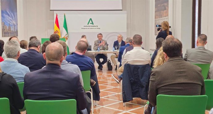 El delegado territorial de Agricultura, Pesca, Agua y Desarrollo Rural en Málaga, Fernando Fernández Tapia-Ruano, en una reunión con los responsables de empresas agrarias y cooperativas agroalimentarias para explicar la última convocatoria de ayudas.