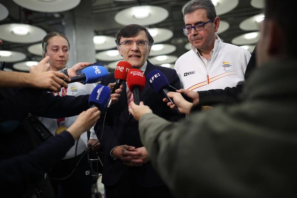 El presidente del Comité Paralímpico Español, Alberto Durán, durante la llegada al aeropuerto de Madrid-Barajas del equipo paralímpico tras los Juegos Paralímpicos de Invierno de Milán-Cortina 2026, a 16 de marzo de 2026, en Madrid (España).