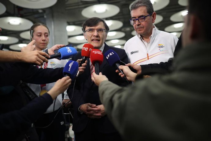 El presidente del Comité Paralímpico Español, Alberto Durán, durante la llegada al aeropuerto de Madrid-Barajas del equipo paralímpico tras los Juegos Paralímpicos de Invierno de Milán Cortina 2026, a 16 de marzo de 2026, en Madrid (España). El Aeropuerto