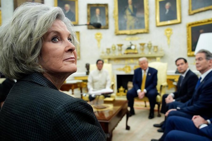 Archivo - La jefa de gabinete de la Casa Blanca, Susie Wiles,  junto a Donald Trump durante una reunión internacional en el Despacho Oval.