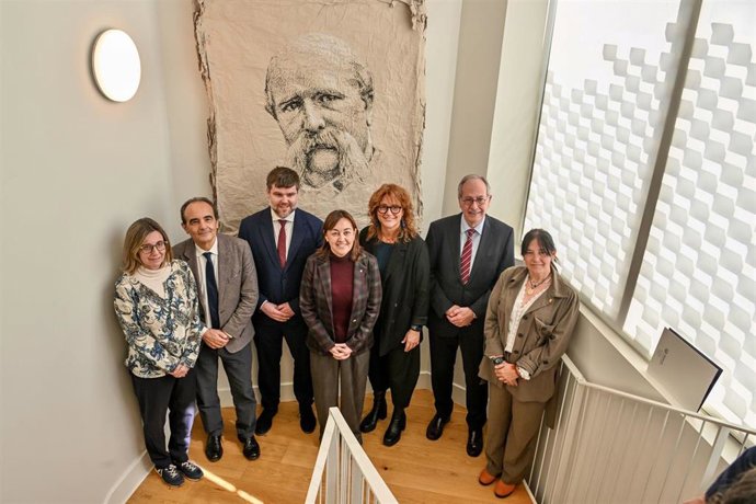 La consellera de Territorio, Vivienda y Transición Ecológica de la Generalitat, Sílvia Paneque, junto con el resto de participantes en la presentación del Any Cerdà 2026