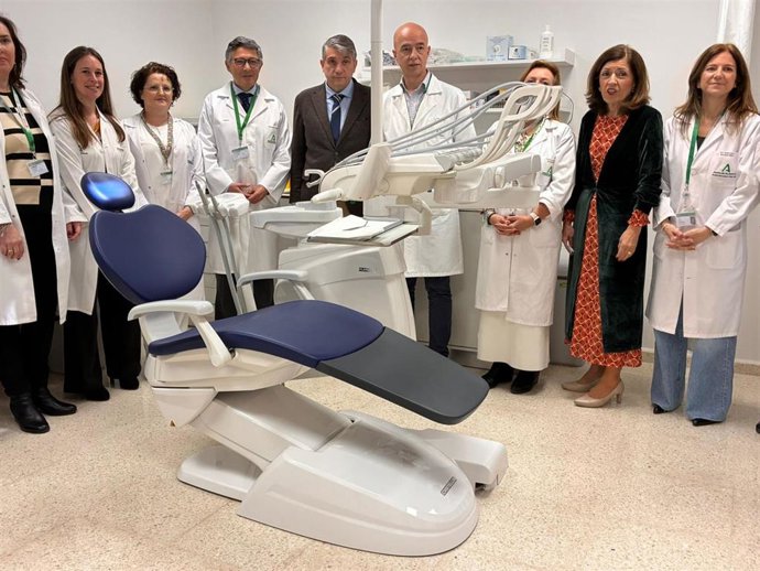 Botella (2ª dcha.), con responsables del Reina Sofía, en la presentación del nuevo gabinete odontológico hospitalario.