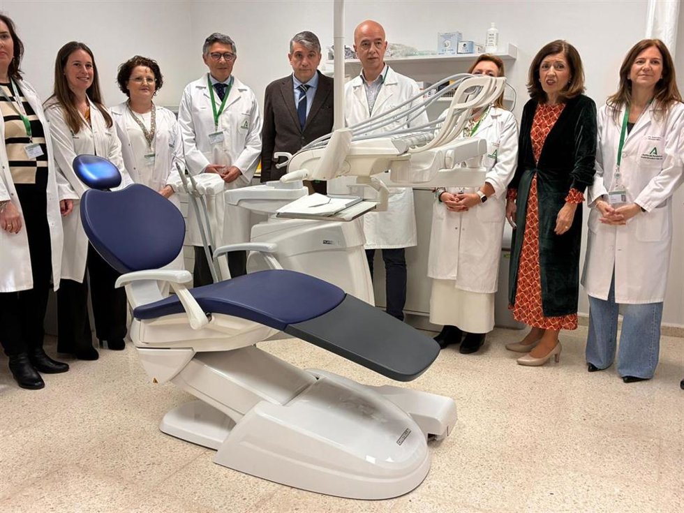Botella (2 dcha.), con responsables del Reina Sofía, en la presentación del nuevo gabinete odontológico hospitalario.