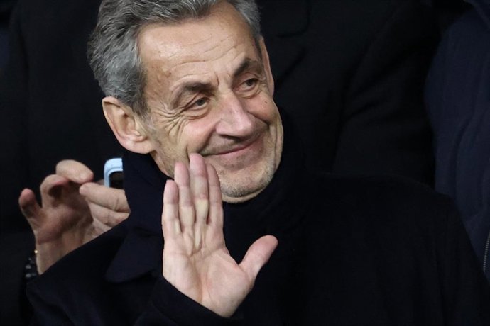 Archivo - 26 November 2025, France, Paris: Former French President Nicolas Sarkozy waves in the stands prior to the start of the UEFA Champions League soccer match between Paris Saint-Germain and Tottenham Hotspur at the Parc des Princes. Photo: Franck Fi