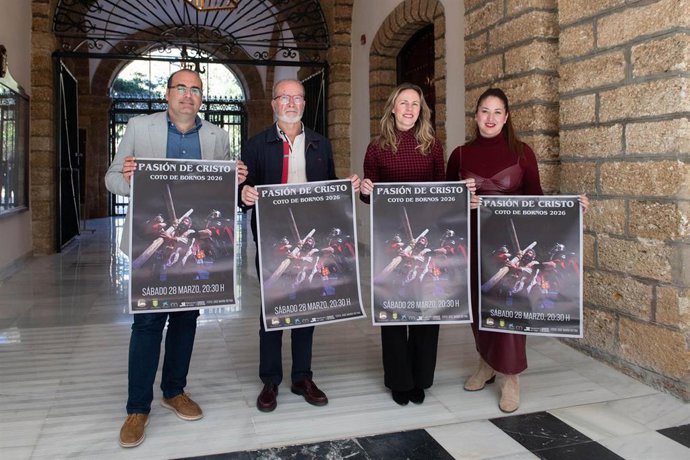 La responsable de Cultura en la Diputación, Vanesa Beltrán, junto al alcalde de Bornos, Hugo Palomares, la delegada municipal de Coto de Bornos, Laura Barrios, y Antonio Díaz, de la Asociación Los Barracones, presentando recreación de La Pasión de Cristo