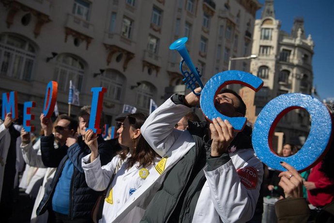 Médicos manifestantes  durante la concentración con motivo de la huelga médica y facultativa, a 16 de marzo de 2026, en Madrid (España). 