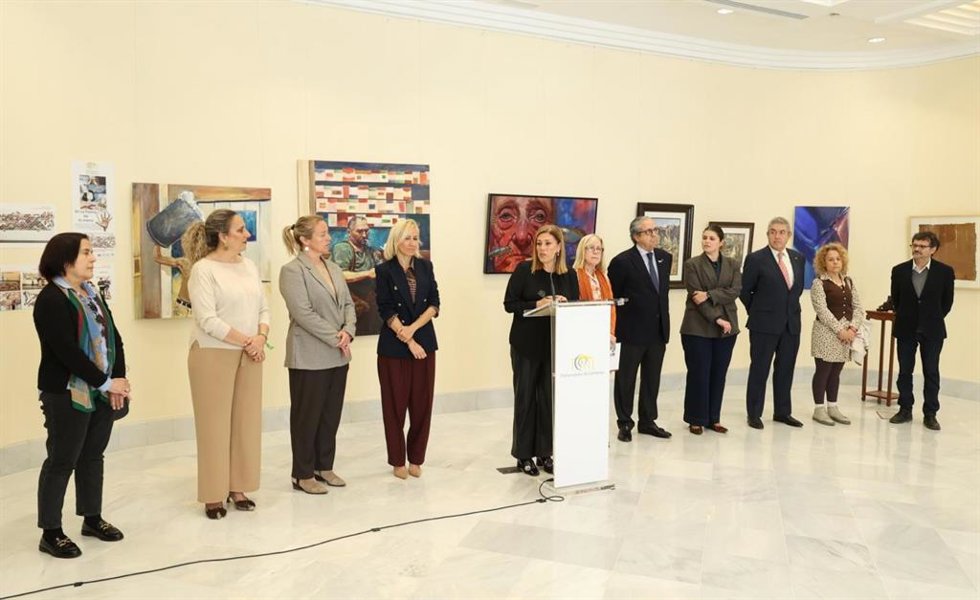 La presidenta del Parlamento de Canarias, Astrid Pérez (c), en la inauguración de la exposición 'En La Palma de tu mano'