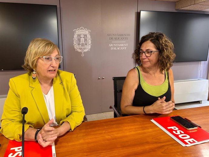 Archivo - La portavoz del PSPV en el Ayuntamiento de Alicante, Ana Barceló (i), y la concejala socialista Trini Amorós (d), en una imagen de archivo