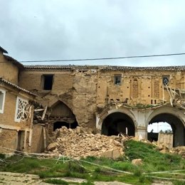 Se derrumba la espadaña de la iglesia del Convento de San Bernardino de Siena en Cuenca de Campos (Valladolid).
