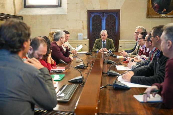 El alcalde de Sevilla, José Luis Sanz, en una reunión con los sindicatos en una imagen de archivo.