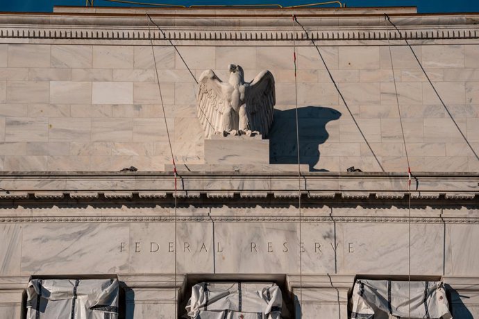 Archivo - Arquivo - 12 de janeiro de 2026, EUA, Washington: Obras de reforma na sede do Federal Reserve dos EUA são vistas em Washington. O Departamento de Justiça está investigando possíveis declarações falsas feitas ao Congresso em relação ao projeto. F