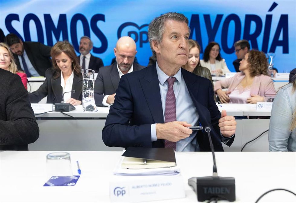 El presidente del Partido Popular, Alberto Núñez Feijóo, a su llegada a la reunión de la Junta Directiva Nacional del partido en la sede del PP en la calle Génova, a 16 de marzo de 2026, en Madrid (España). 