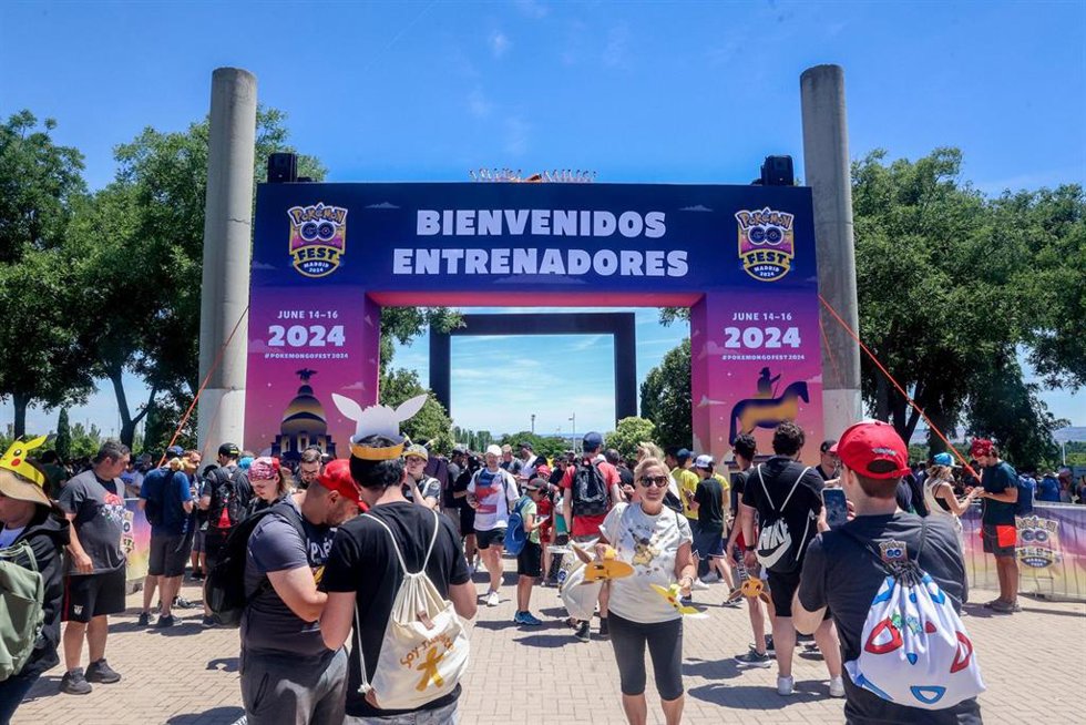 Archivo - Decenas de personas durante el evento Pokemon Go Fest, en el Parque Juan Carlos I