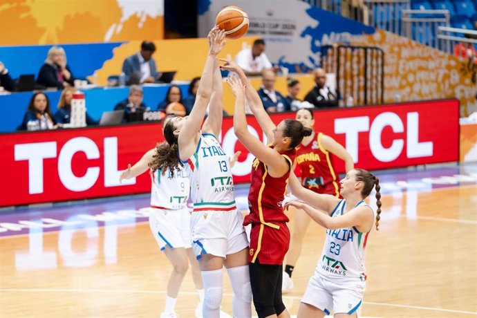 Raquel Carrera intenta un lanzamiento en el España-Italia del Premundial 2026 de San Juan, Puerto Rico