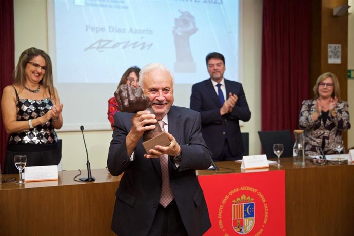 Archivo - Pepe Azorín, tras recibir el Premio Maisonnave de la Universidad de Alicante (UA) en diciembre de 2023