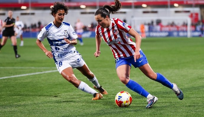 Elba Vergés (izda) y Amaiur Sarriegi (dcha) durante el Atlético de Madrid-Costa Adeje Tenerife de la ida de semifinales de la Copa de la Reina Iberdrola 25-26