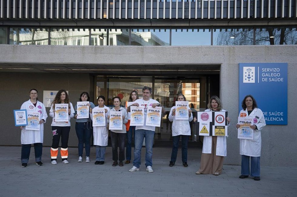 (AMP) Médicos de primaria se encierran en el CIS Olimpia Valencia de Vigo para exigir a Sanidade que negocie con O'Mega