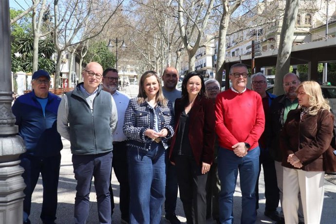 María Jesús Serrano y Rafi Crespín (centro), junto con otros cargos públicos y orgánicos socialistas en Baena.