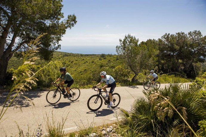 Archivo - Ciclistas en el Garraf (Barcelona).