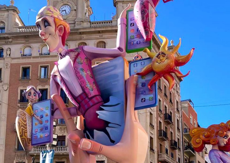 La falla Obispó Amigó- Cuenca gana el primer Premio Fallero Controla Club por su crítica al mal uso de los móviles y las redes sociales