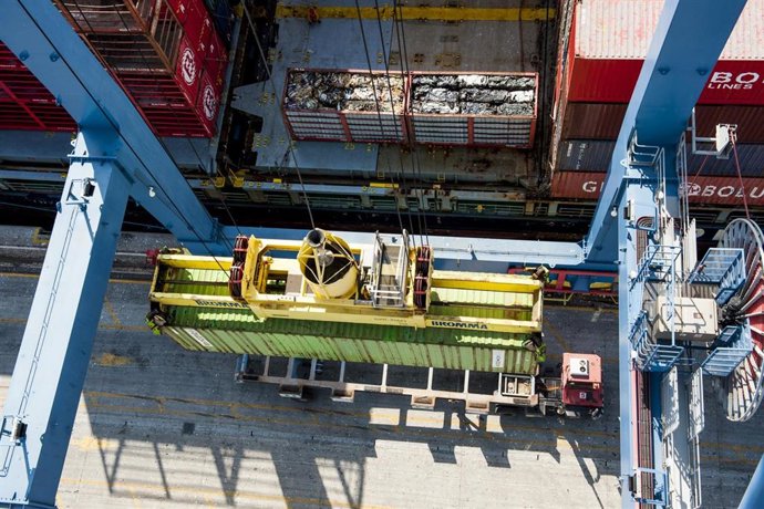 Archivo - Operaciones de descarga en el Puerto de Alicante