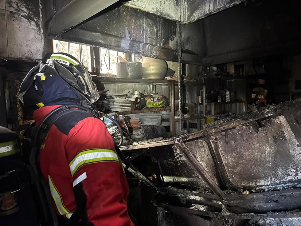 Bomberos de la Comunidad de Madrid en un incendio declarado en la cocina de un restaurante de Coslada