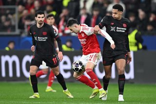 11 March 2026, North Rhine-Westphalia, Leverkusen: Bayer Leverkusen's Jarell Quansah (right) and Arsenal's Gabriel Martinelli fight for the ball, with Bayer Leverkusen's Martin Terrier on the left, during the UEFA Champions League soccer match between Bay