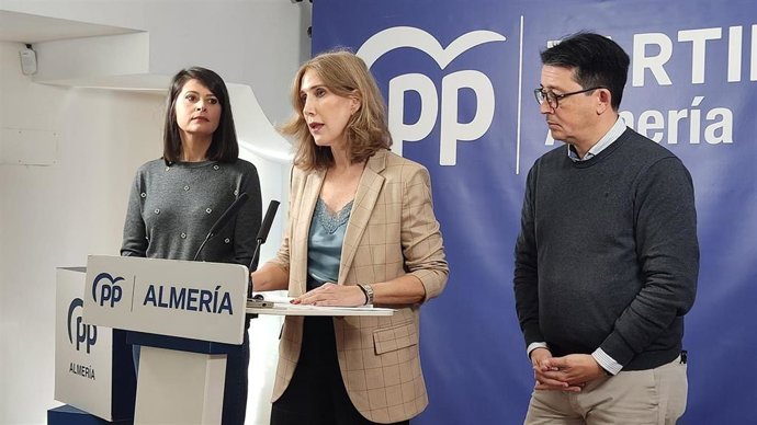 Los parlamentarios andaluces del PP por Almería Ángeles Martínez, Julia Ibáñez y Manuel Guzmán, durante la rueda de prensa.