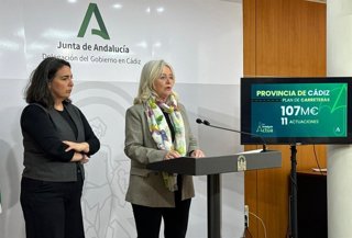 La delegada de la Junta de Andalucía en Cádiz, Mercedes Colombo, junto a la delegada territorial de Fomento, Articulación del Territorio y Vivienda, Carmen Sánchez, en rueda de prensa.