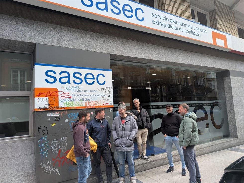 Trabajadores de la industria auxiliar asturiana frente a la sede del Sasec