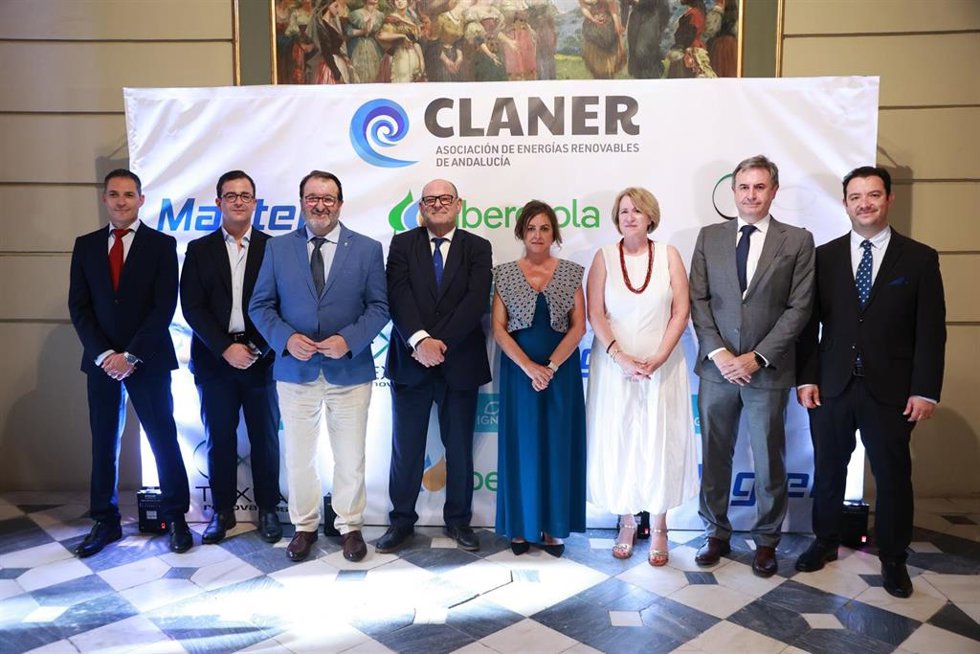 Archivo - La consejera de Sostenibilidad y Medio Ambiente de la Junta de Andalucía, Catalina García (4d), en la foto de familia de los Premios Horizonte Sostenible 2025. A 17 de junio de 2025, en Sevilla. (Foto de archivo).