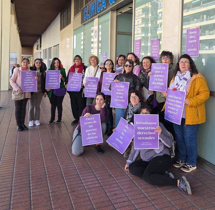 Feministas se concentran para defender el derecho al "aborto libre y sin acoso".