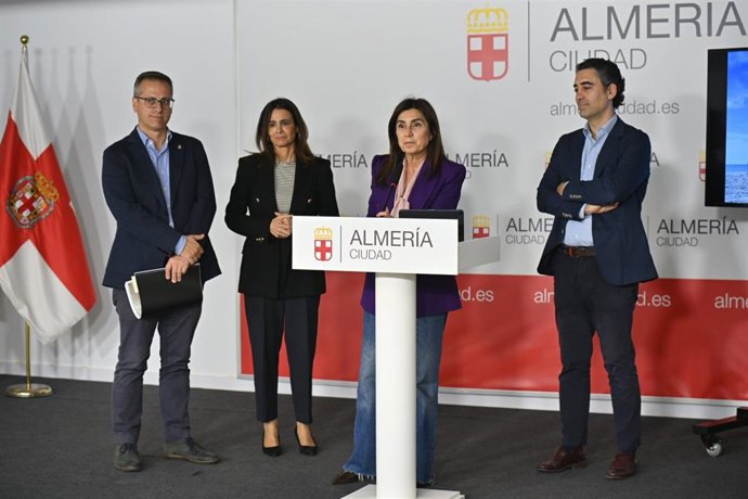La portavoz del equipo de gobierno del Ayuntamiento de Almería, Sacramento Sánchez, acompañada de concejales durante la rueda de prensa.