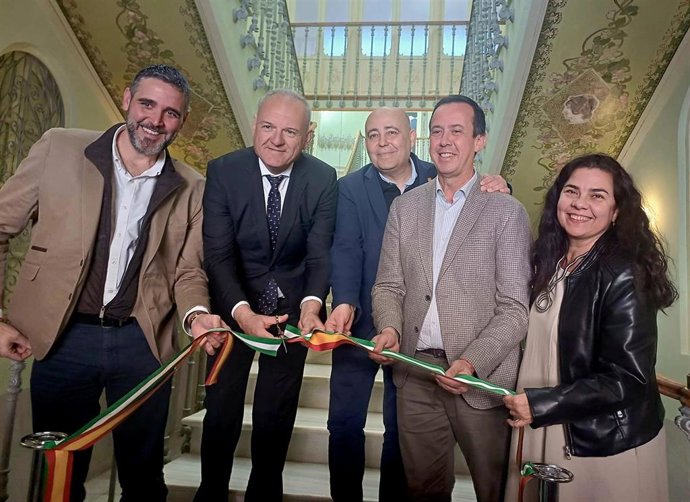 Autoridades durante el acto de inauguración de la Casa Figueras en Cuevas del Almanzora (Almería).