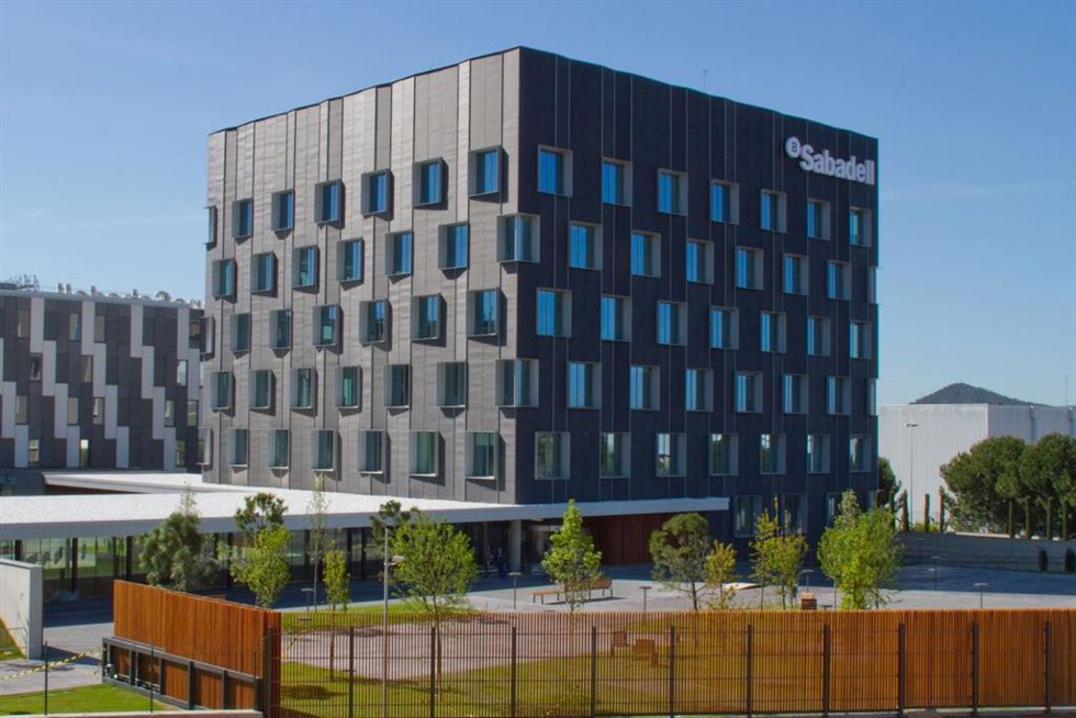 Archivo - Un edificio del Banco Sabadell.
