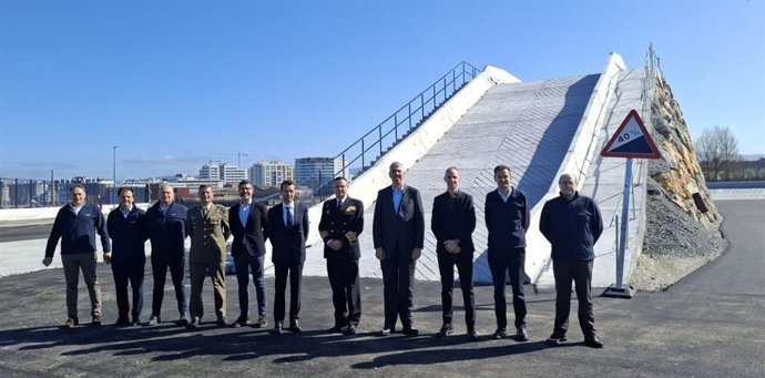 Aniceto Rosique (DIGAM) de Defensa, visita la fábrica de vehículos blindados de Indra en Gijón.