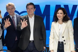 El presidente de la Junta de Castilla y León, Alfonso Fernández Mañueco (c), el presidente del Partido Popular, Alberto Núñez Feijoó (i), y la presidenta de la Comunidad de Madrid, Isabel Díaz Ayuso (d), junto a otras figuras del Partido Popular durante l