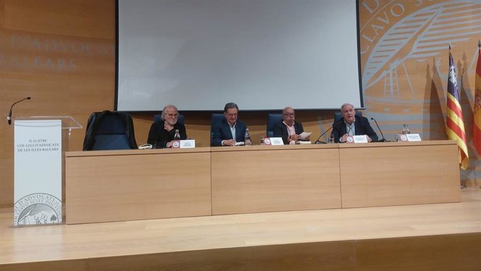 El fiscal Carlos Castresana en la presentación de su libro en la sede del Icaib.