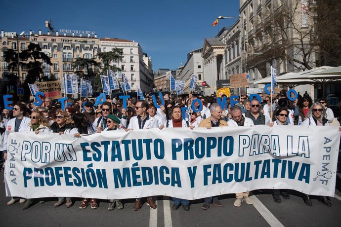 Médicos manifestantes durante o protesto realizado por ocasião da greve dos médicos e profissionais da saúde, em 16 de março de 2026, em Madri (Espanha). A manifestação faz parte da greve dos médicos e profissionais da saúde convocada em nível nacional co