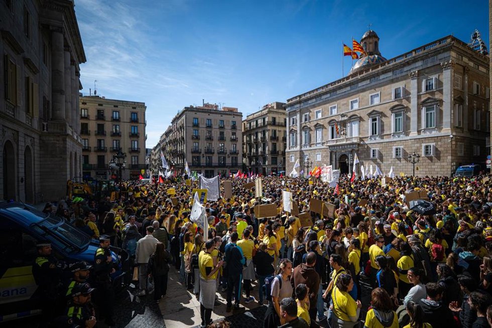 Decenas de personas durante una manifestación de docentes, a 16 de marzo de 2026, en Barcelona, Catalunya (España). La marcha ha sido convocada por los sindicatos educativos UstecStes, AspepcSps, CGT Ensenyament e Intersindical para pedir mejores cond
