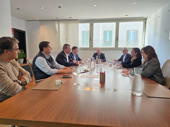Carlos Baño (c) en la reunión de los miembros del comité ejecutivo de la Cámara de Comercio de Alicante celebrada este lunes