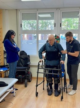 La alcaldesa de Huesca, Lorena Orduna, en la sede de la Asociación de Enfermos Neurológicos Oscense (AENO).
