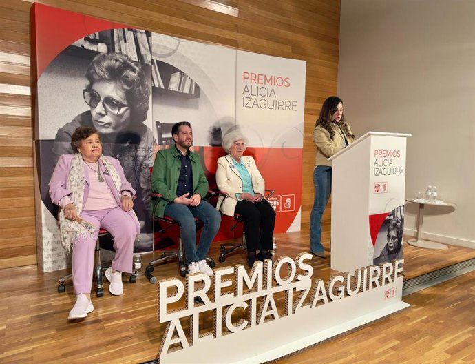 El PSOE de La Rioja ha distinguido este lunes con el premio Alicia Izaguirre a la abogada y presidenta del Partido Socialista de Madrid, Paca Sauquillo, y la abogada, Cristina Almeida.