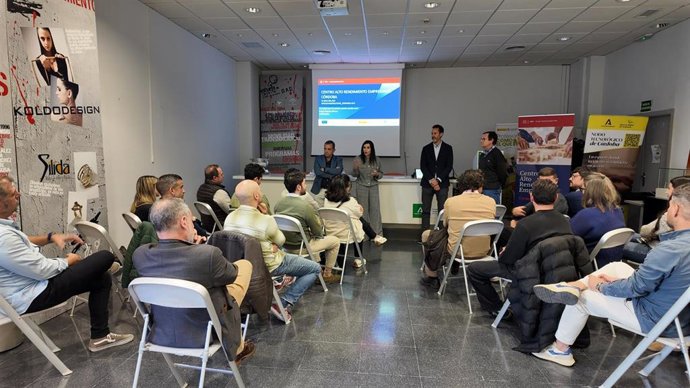 María Dolores Gálvez (al fondo), interviene durante la inauguración del CARE de Joyería de Córdoba.